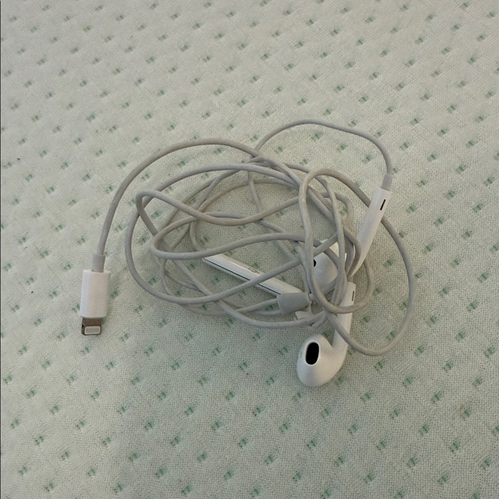Apple White Lightning Earbuds with Inline Remote